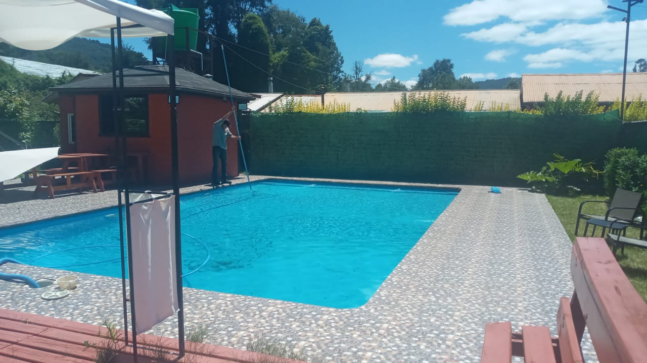 Piscina con jardín